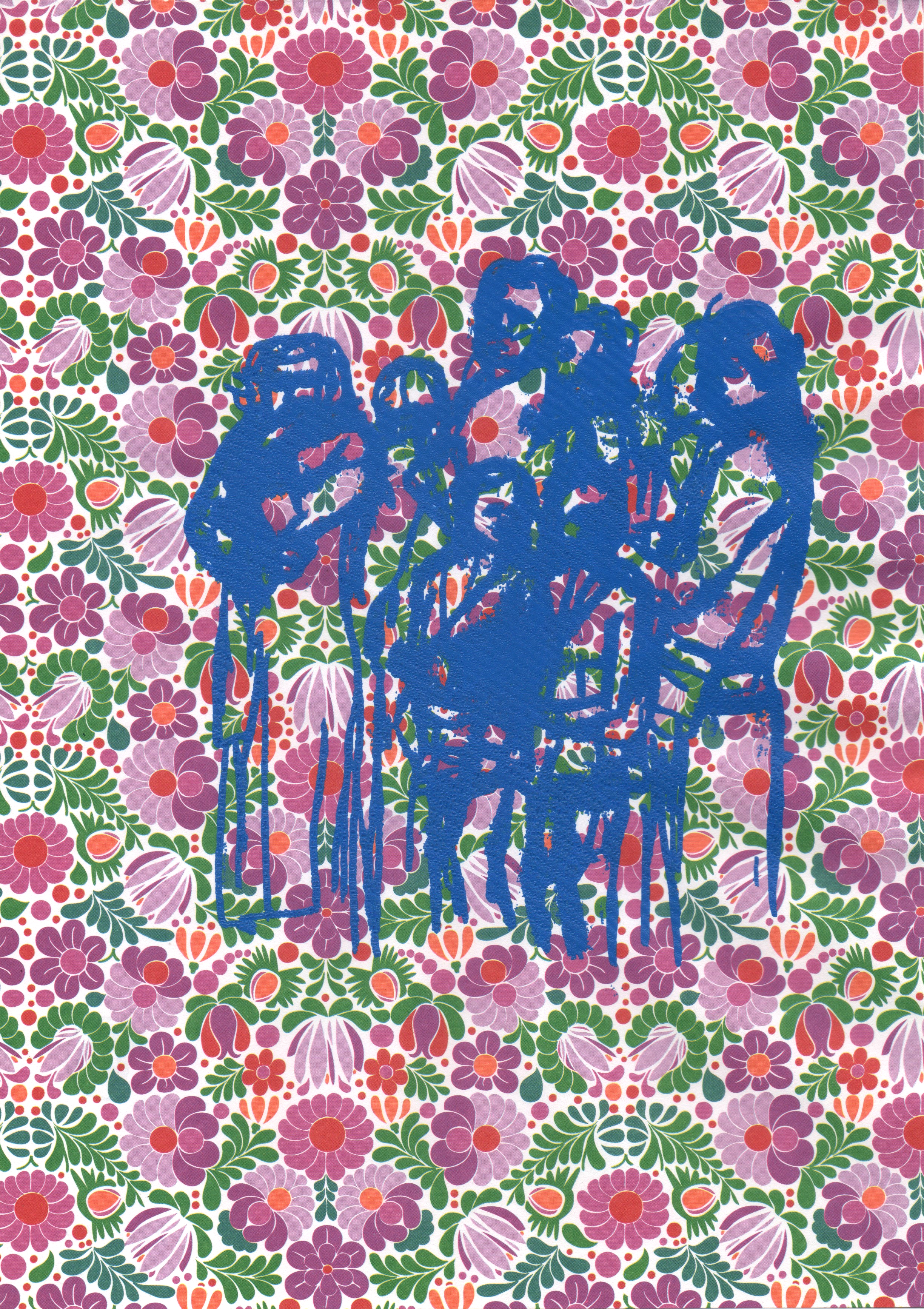 blaue Figurengruppe auf Blumenmuster