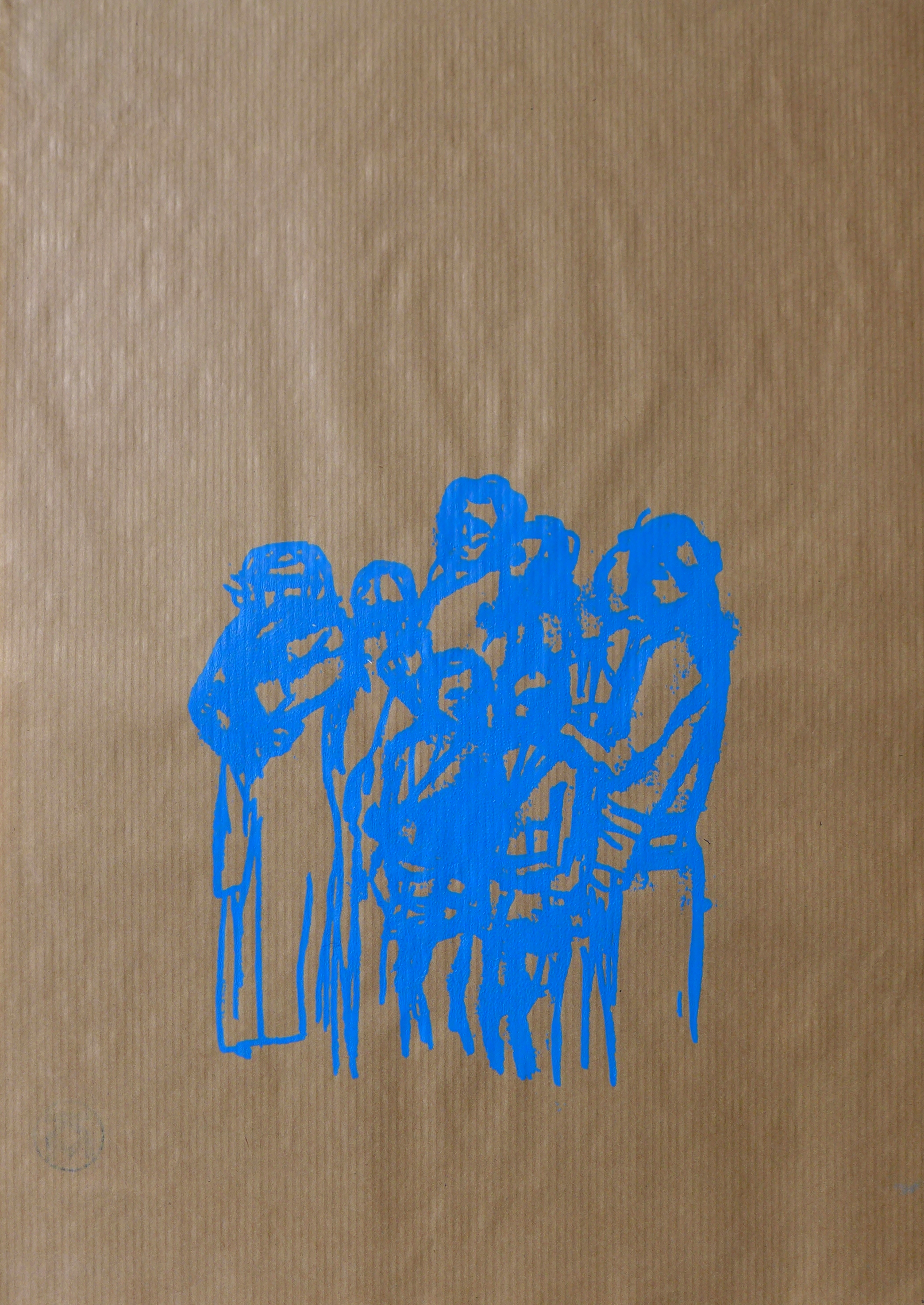 blaue Figurengruppe auf Packpapier