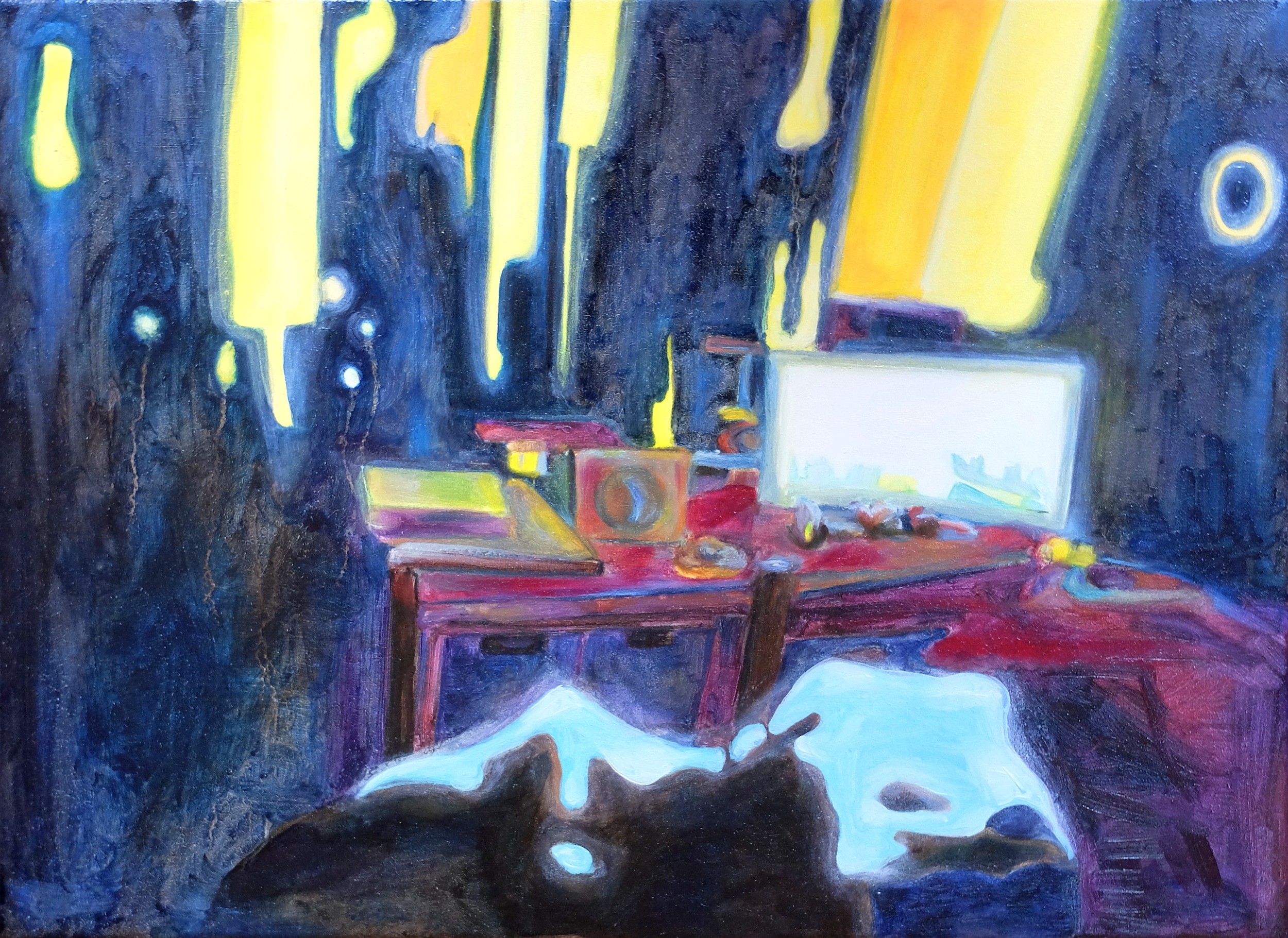 Fernseher mit Tisch in Abendbeleuchtung
